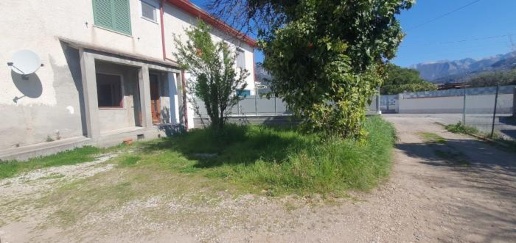 Foto Villa bifamiliare a Massa Centro di 80 m² con 4 locali in vendita