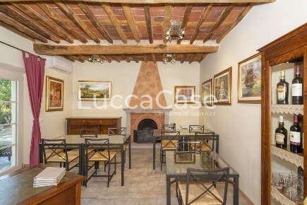 Foto Casa indipendente a Capannori Vorno di 280 m² con 10 locali in vendita