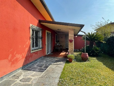 Foto Villa bifamiliare a Massa Ronchi - Poveromo di 110 m² con 5 locali