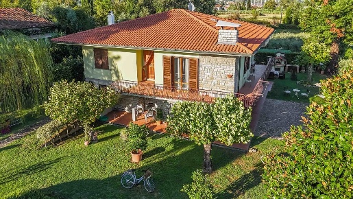 Foto Casa indipendente a Pescia Veneri di 248 m² con 6 locali in vendita
