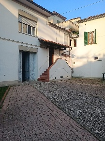 Foto Casa indipendente a Ponsacco Centro di 220 m² con 8 locali in vendita