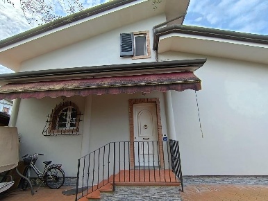 Foto Villa bifamiliare a Massa Ronchi - Poveromo di 75 m² con 3 locali