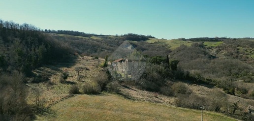 Foto Rustico in Montelovesco, Gubbio di 1000 m² con 11 locali in vendita