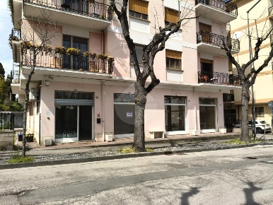 Foto Negozio in Viale Cappuccini, Lanciano Centro di 201 m² con 4 locali