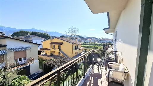 Foto Appartamento a Massa Marina di Massa Centro di 90 m² con 4 locali