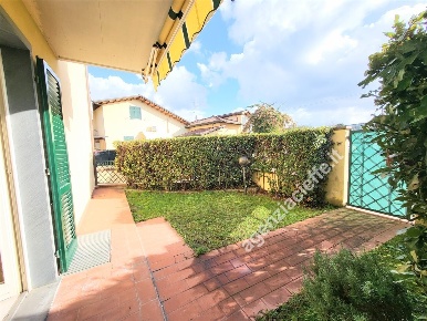 Foto Appartamento a Massa Marina di Massa Centro di 75 m² con 3 locali