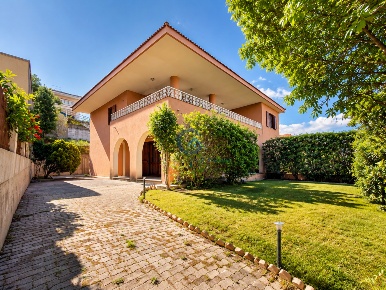 Foto Villa singola in Corso Telesio 80, Settingiano di 470 m² con 10 locali