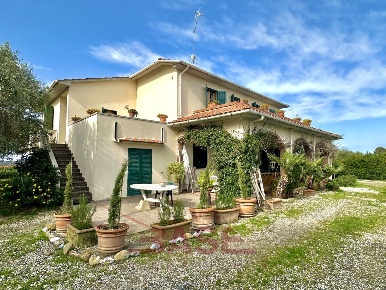 Foto Villa bifamiliare in Via dei Parmigiani, Cecina Cecina Centro