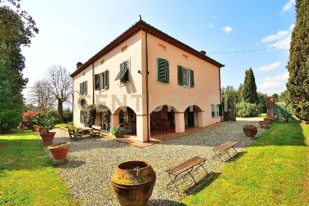 Foto Villa unifamiliare a Capannori di 492 m² con 17 locali in vendita