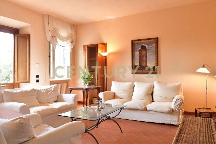 Foto Villa unifamiliare a Capannori di 492 m² con 17 locali in vendita