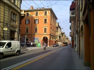 Foto Locale commerciale in Via Sant'Isaia 34a, Bologna di 100 m² in affitto
