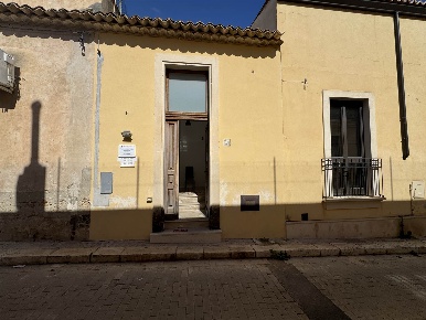 Foto Ufficio in via Perticari 1 bis, Avola Centro di 90 m² con 4 locali