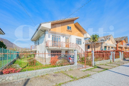 Foto Villa bifamiliare in Via Venezia 14, Sangano di 223 m² con 9 locali