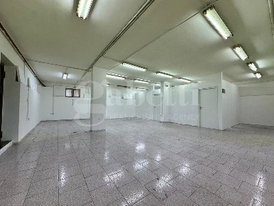 Foto Magazzino in Francesco Baracca, Marano di Napoli Centro di 110 m²