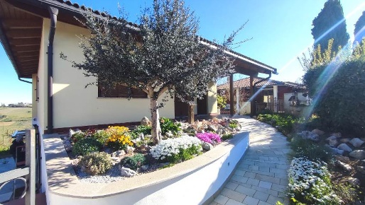 Foto Villa unifamiliare a Mornico Losana di 180 m² con 5 locali in vendita
