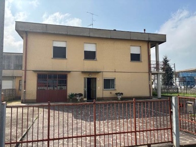 Foto Casa indipendente a Sant'Ilario d'Enza Calerno di 215 m² con 11 locali