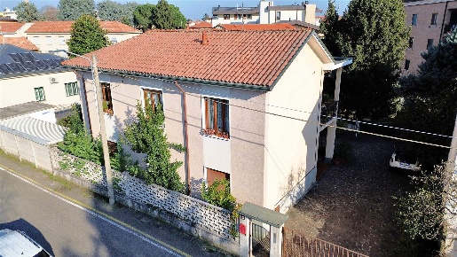 Foto Villa unifamiliare in Via Alessandro Tadino 3, Limbiate Centro