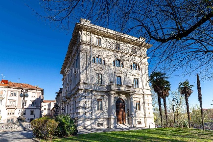 Foto Appartamento in corso re umberto I 1, Ivrea di 205 m² con 8 locali