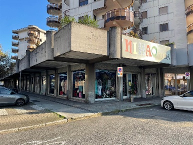 Foto Negozio in VIA BRUNO BUOZZI 18/A, Casale Monferrato di 500 m²