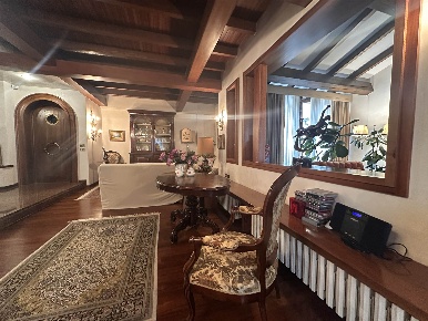 Foto Villa unifamiliare a Prato Coiano di 250 m² con 8 locali in vendita