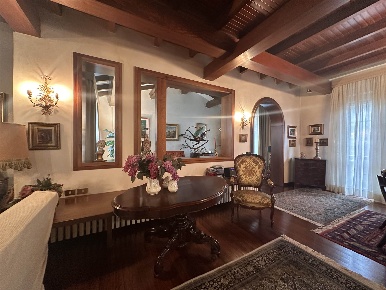 Foto Villa unifamiliare a Prato Santa Lucia di 250 m² con 8 locali