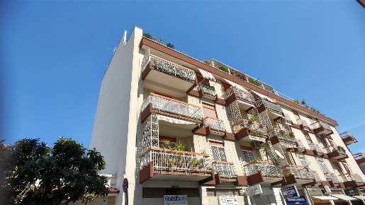 Foto Appartamento in Via Armando Diaz  9, Bari Palese di 94 m² con 3 locali