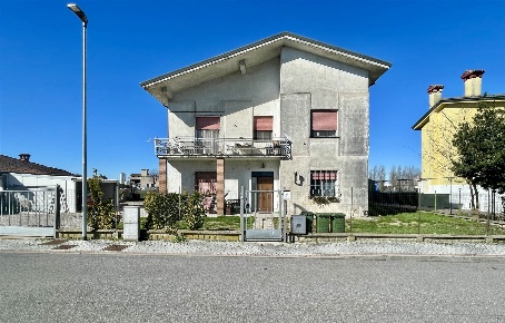 Foto Casa indipendente a Borgo Virgilio Romanore di 185 m² con 4 locali