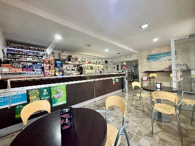 Foto Locale commerciale a Fano di 85 m² con 3 locali in vendita