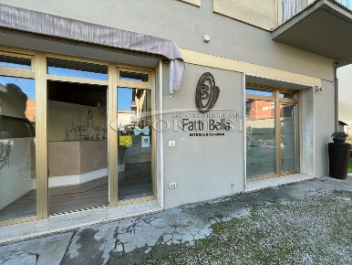 Foto Locale commerciale a Città di Castello di 72 m² con 4 locali