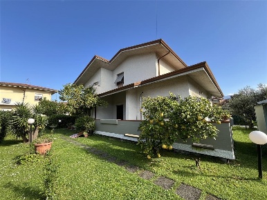 Foto Villa unifamiliare a Massa Marina di Massa Centro di 270 m² in vendita