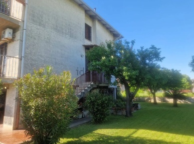 Foto Villa unifamiliare a Pisa Ospedaletto di 120 m² con 5 locali