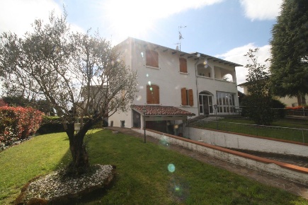 Foto Villa bifamiliare a Montechiarugolo Monticelli Terme di 400 m²