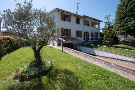 Foto Villa bifamiliare a Montechiarugolo Monticelli Terme di 400 m²