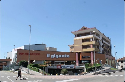 Foto Negozio a Cesano Maderno di 2643 m² con 3 locali in vendita