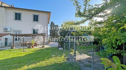 Foto Villa bifamiliare a Lucca San Pietro a Vico - San Cassiano di 180 m²