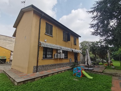 Foto Villa unifamiliare a Brugherio Centro di 274 m² con 4 locali
