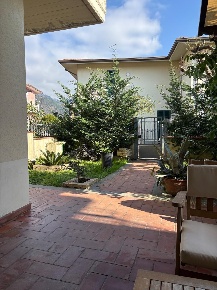 Foto Villa a schiera a Massa Centro di 120 m² con 5 locali in affitto