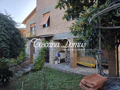 Foto Villa bifamiliare a Monteriggioni Uopini di 370 m² con 16 locali