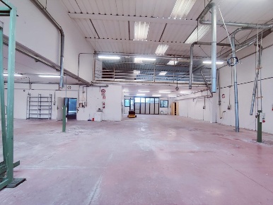 Foto Capannone industriale a Cascina Semicentro di 560 m² con 4 locali