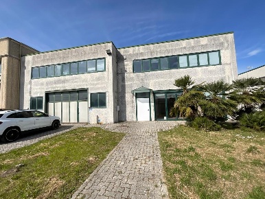 Foto Capannone industriale a Cascina Semicentro di 320 m² con 4 locali