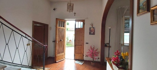 Foto Casa indipendente a Vicopisano Centro di 280 m² con 11 locali