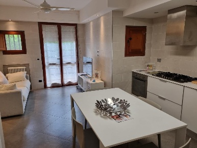 Foto Villa a schiera a Massa Marina di Massa Centro di 80 m² con 5 locali