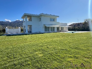 Foto Villa unifamiliare a Pietrasanta di 190 m² con 6 locali in vendita