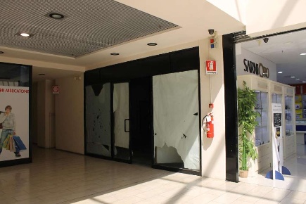 Foto Negozio a Cesano Maderno di 136 m² con 4 locali in vendita