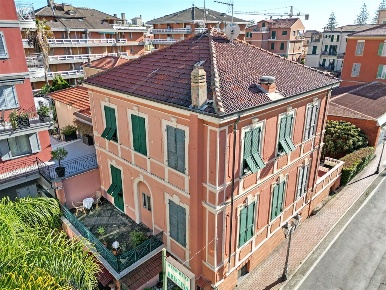 Foto Hotel in Via Regina Margherita, Bordighera Centro di 450 m² in vendita