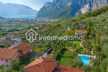Foto Villa unifamiliare a Riva del Garda di 204 m² con 4 locali in vendita