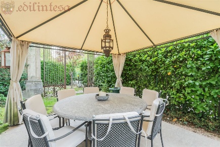 Foto Appartamento in Via Parrocchiale, Besana in Brianza Centro di 421 m²