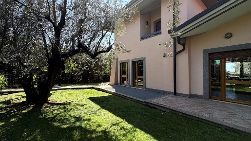 Foto Villa bifamiliare in Via Platone, Albano Laziale Centro di 170 m²