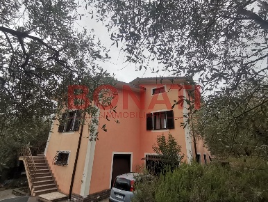 Foto Villa unifamiliare a Podenzana Pagliadiccio di 260 m² con 8 locali