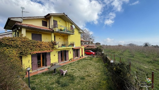 Foto Villa unifamiliare a Ronciglione di 190 m² con 5 locali in vendita